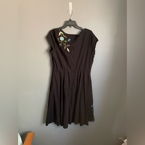 Wayward Fancies Eshakti Floral Embroidered Midi Dress Size 1X - Picture 2 of 3